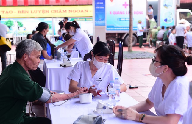 Biến phế liệu thành xe đạp, bàn học tặng học sinh khó khăn ảnh 8