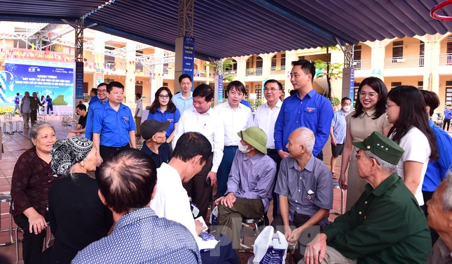 Biến phế liệu thành xe đạp, bàn học tặng học sinh khó khăn ảnh 7