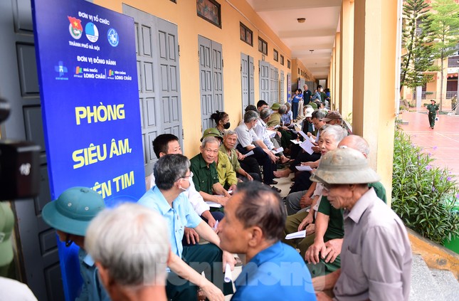 Biến phế liệu thành xe đạp, bàn học tặng học sinh khó khăn ảnh 11