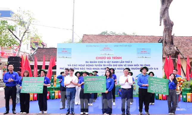 Biến phế liệu thành xe đạp, bàn học tặng học sinh khó khăn ảnh 5