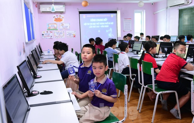 Hai học sinh lớp 8 thiết kế sản phẩm AI giải quyết ùn tắc giao thông ảnh 6