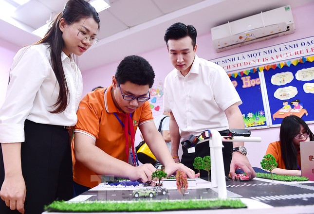 Hai học sinh lớp 8 thiết kế sản phẩm AI giải quyết ùn tắc giao thông ảnh 1