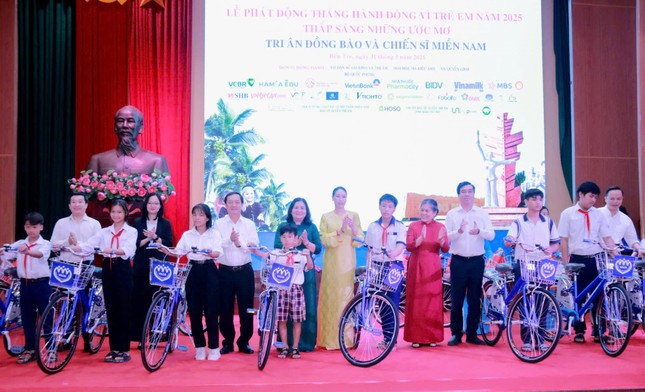 Hơn 2,8 tỉ đồng hỗ trợ trẻ em, gia đình chính sách tại Bến Tre ảnh 2