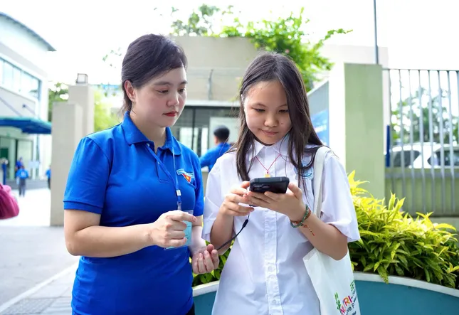 Niềm vui 'ế' khách của xe ôm áo xanh tiếp sức mùa thi ảnh 3