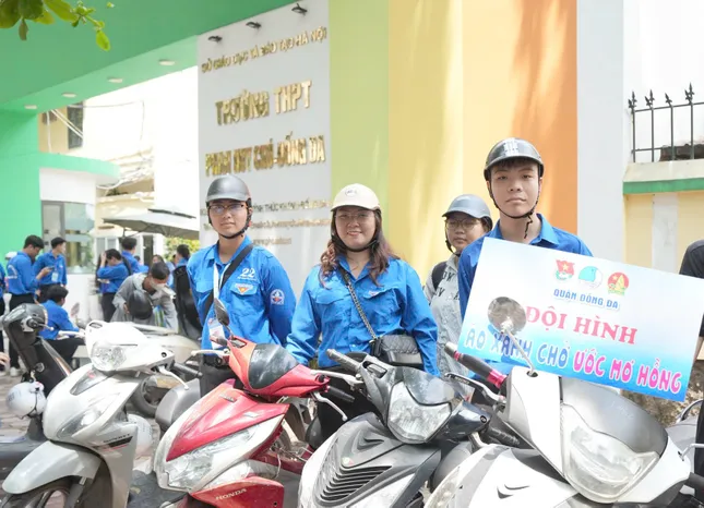 Niềm vui &apos;ế&apos; khách của xe ôm áo xanh tiếp sức mùa thi ảnh 2