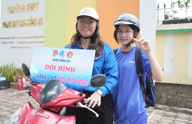 Niềm vui &apos;ế&apos; khách của xe ôm áo xanh tiếp sức mùa thi ảnh 1