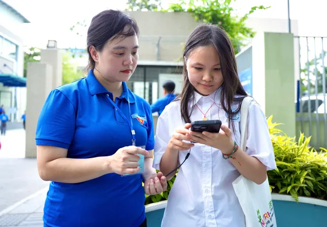 Niềm vui &apos;ế&apos; khách của xe ôm áo xanh tiếp sức mùa thi ảnh 3