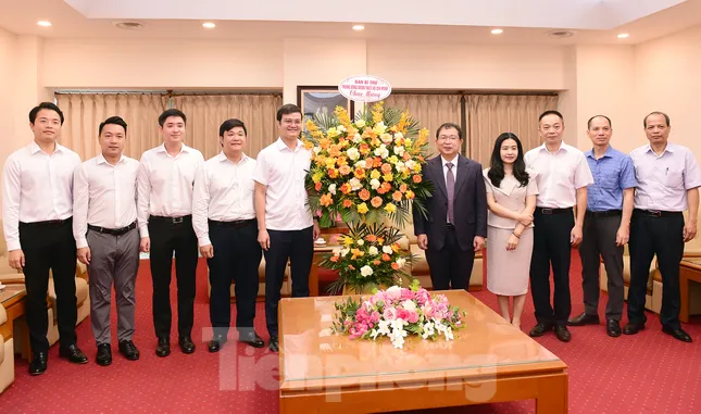Bí thư thứ nhất Trung ương Đoàn chúc mừng Báo Nhân Dân, Thông tấn xã Việt Nam, Ban Tuyên giáo và Dân vận Trung ương ảnh 2