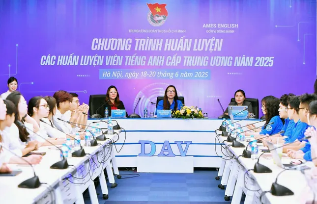 Hơn 190 &apos;áo xanh&apos; tập huấn huấn luyện viên dạy tiếng Anh cấp Trung ương năm 2025 ảnh 1