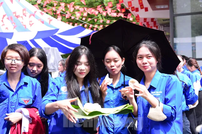 Đặc sản Hà thành thu hút giới trẻ ảnh 3