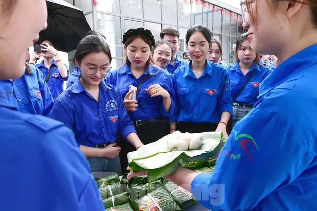 Đặc sản Hà thành thu hút giới trẻ ảnh 2