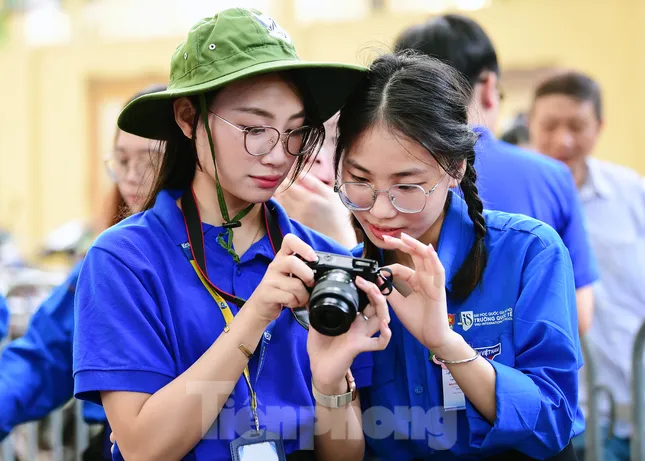 Phía sau chiếc máy ảnh và bông hồng của tình nguyện viên ảnh 2