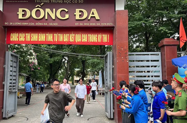 Phía sau chiếc máy ảnh và bông hồng của tình nguyện viên ảnh 5