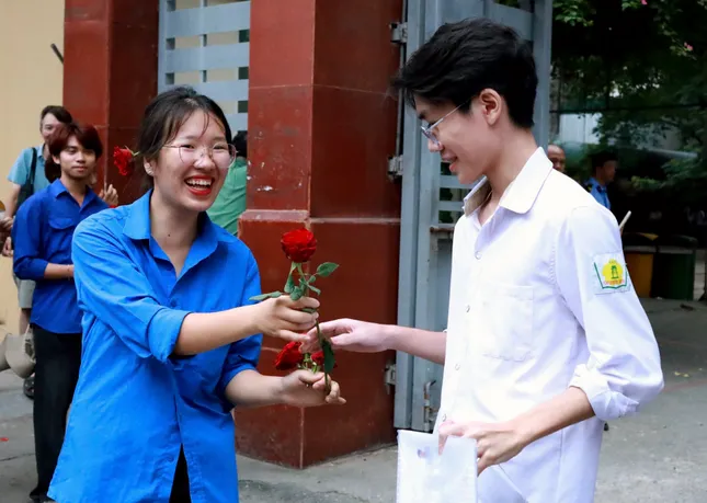 Phía sau chiếc máy ảnh và bông hồng của tình nguyện viên ảnh 4