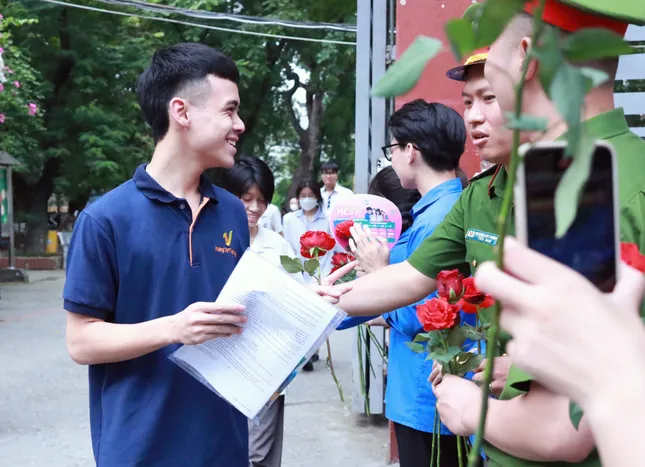 Phía sau chiếc máy ảnh và bông hồng của tình nguyện viên ảnh 3