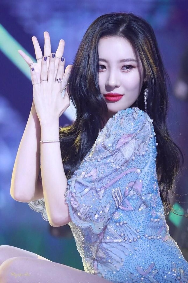 Cặp đôi vàng K-biz Taeyang và Min Hyo Rin kỷ niệm 3 năm ngày cưới; “Phù thủy” Song Ji Hyo xuất hiện với visual "gây bão" ảnh 6