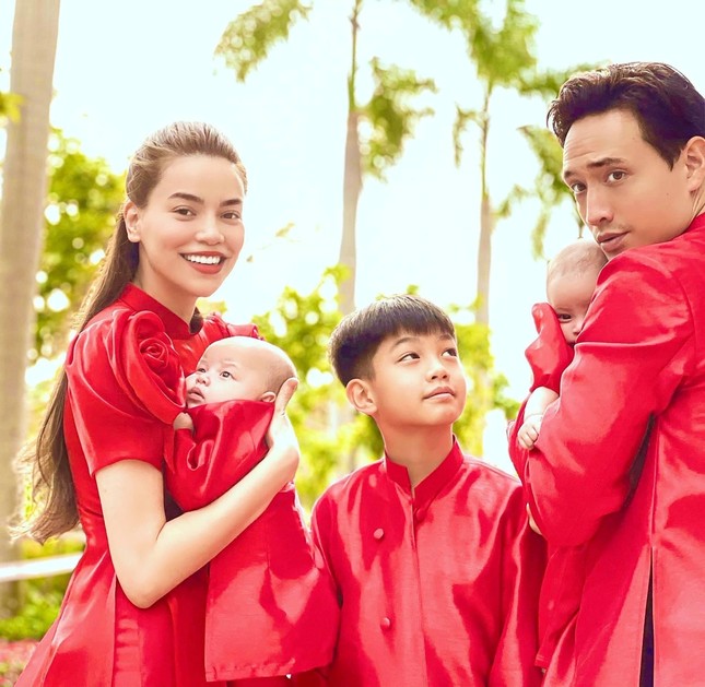 “Sao” Việt diện đồ và trang điểm cho dịp Tết Tân Sửu 2021: Áo dài tay phồng và bộ suit lên ngôi ảnh 9
