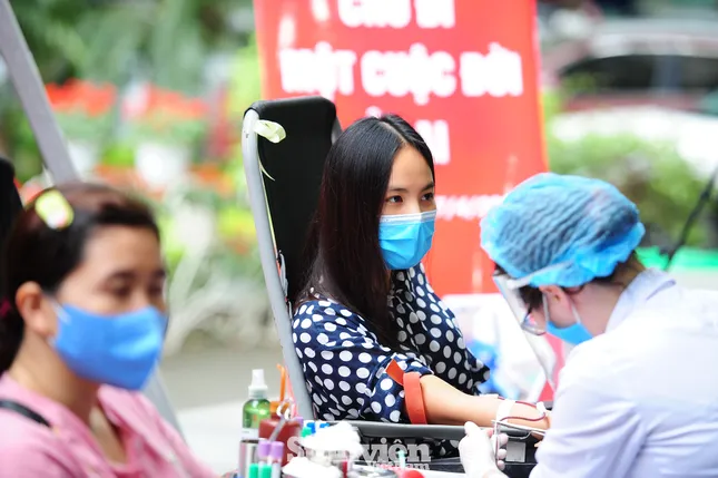 Các nghệ sĩ Lan Hương, Tự Long, Xuân Bắc cùng tham gia hiến máu mùa COVID-19 ảnh 5