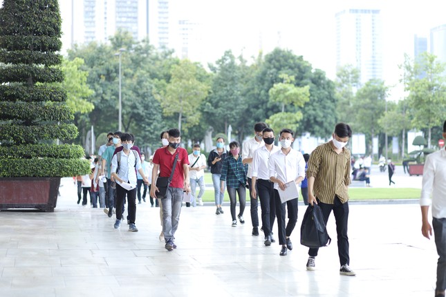 Hơn 2 nghìn cử nhân tốt nghiệp Đại học tham gia kỳ thi tuyển dụng ảnh 1