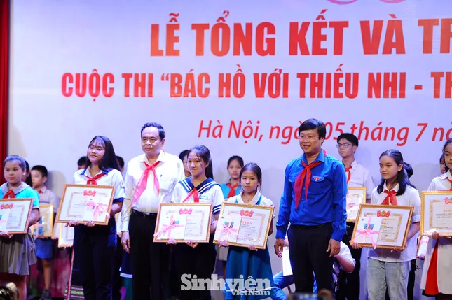 Những tác phẩm dự thi về Bác Hồ lay động lòng người ảnh 5