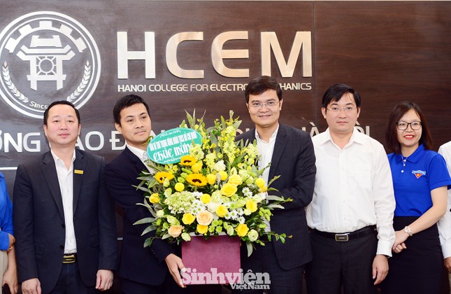 Lãnh đạo T.Ư Đoàn thăm, chúc mừng tập thể giáo viên trường CĐ Cơ điện Hà Nội ảnh 5