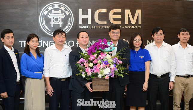 Lãnh đạo T.Ư Đoàn thăm, chúc mừng tập thể giáo viên trường CĐ Cơ điện Hà Nội ảnh 1