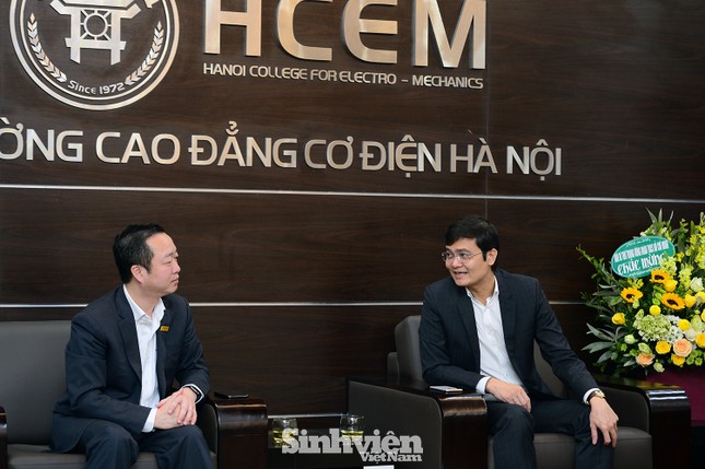 Lãnh đạo T.Ư Đoàn thăm, chúc mừng tập thể giáo viên trường CĐ Cơ điện Hà Nội ảnh 2