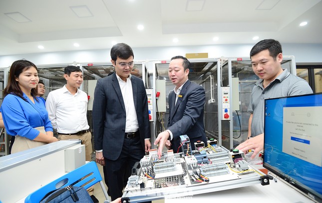 Lãnh đạo T.Ư Đoàn thăm, chúc mừng tập thể giáo viên trường CĐ Cơ điện Hà Nội ảnh 4