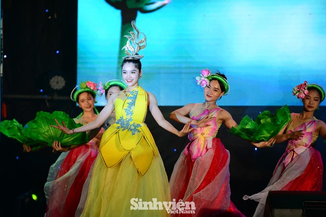 199 “Sinh viên 5 tốt” cấp ĐHQG Hà Nội được tuyên dương ảnh 2