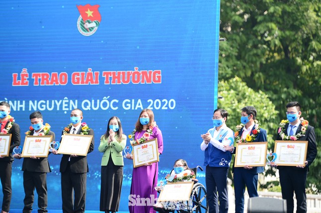 10 gương mặt nhận giải thưởng Tình nguyện Quốc gia năm 2020 ảnh 1