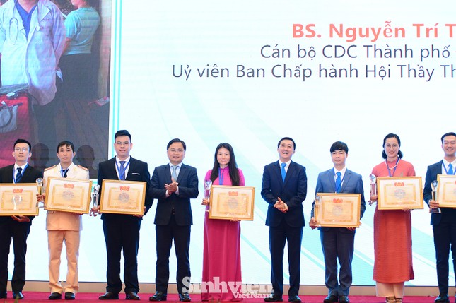 Vinh danh 10 Thầy thuốc trẻ Việt Nam tiêu biểu năm 2020 ảnh 1