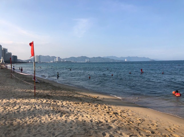 Trục vớt sà lan bị chìm ở biển Nha Trang trong khoảng 20 ngày ảnh 1