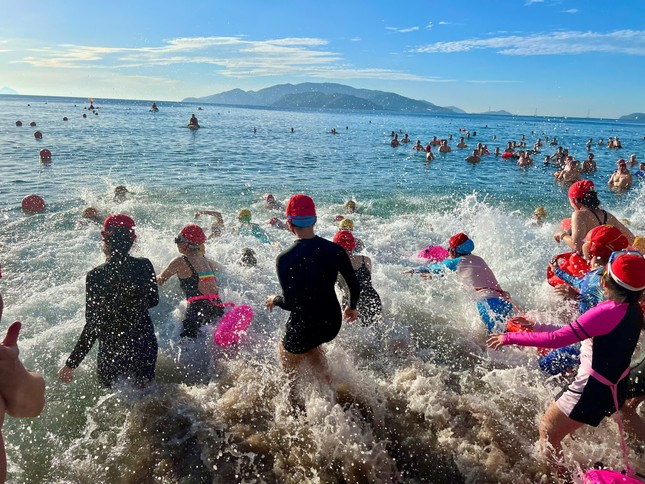 Lý do hàng nghìn người đổ ra biển Nha Trang sáng nay ảnh 4