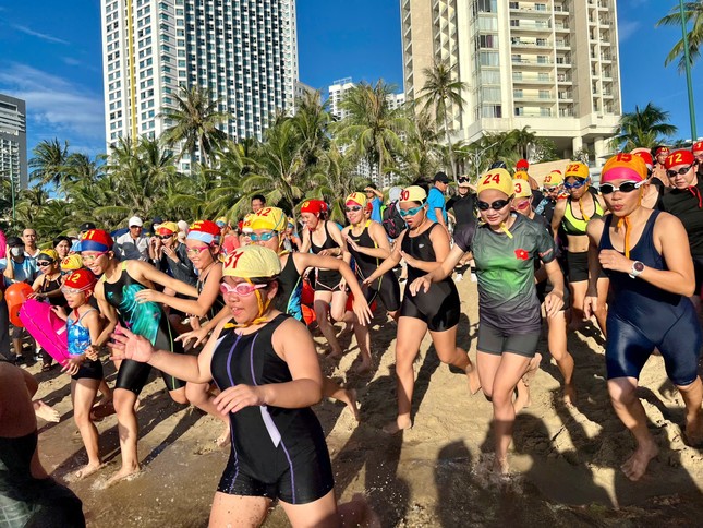 Lý do hàng nghìn người đổ ra biển Nha Trang sáng nay ảnh 3
