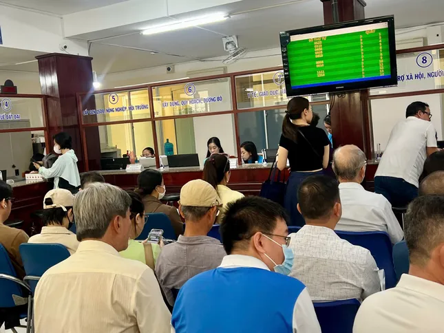 Ngày đầu vận hành chính quyền 2 cấp ở Khánh Hòa: Thủ tục hành chính xử lý trong 20 phút ảnh 1