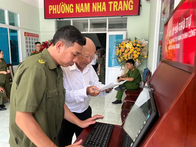 Ngày đầu vận hành chính quyền 2 cấp ở Khánh Hòa: Thủ tục hành chính xử lý trong 20 phút ảnh 3