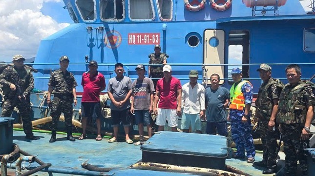 Bắt giữ tàu cá nghi chở lậu dầu trên vùng biển Ninh Thuận ảnh 1
