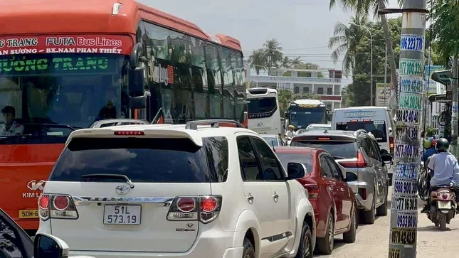 Mũi Né ùn tắc khi du khách đổ xô đi biển Lâm Đồng ảnh 1
