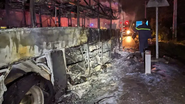 Xe khách cháy trơ khung trên quốc lộ, 27 hành khách thoát nạn trong gang tấc ảnh 1
