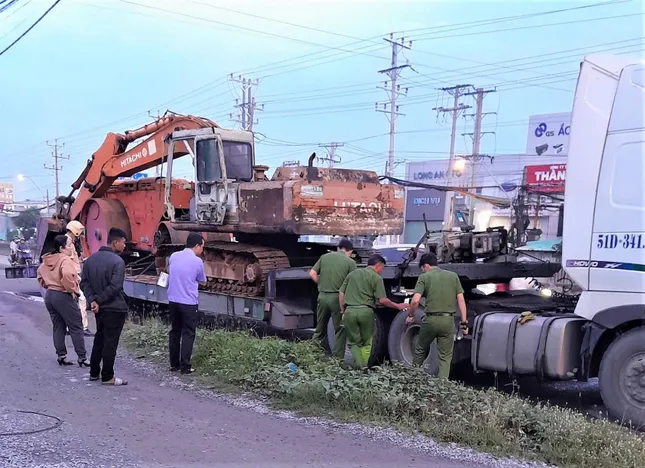 Ngã vào xe container, 2 người phụ nữ tử vong ảnh 1