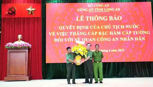 Thông báo Quyết định của Chủ tịch nước về thăng cấp bậc hàm cấp tướng đối với sĩ quan Công an nhân dân ảnh 1