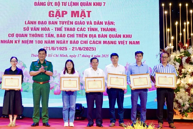 Bộ Tư lệnh Quân khu 7 gặp gỡ cơ quan thông tấn, báo chí ảnh 1