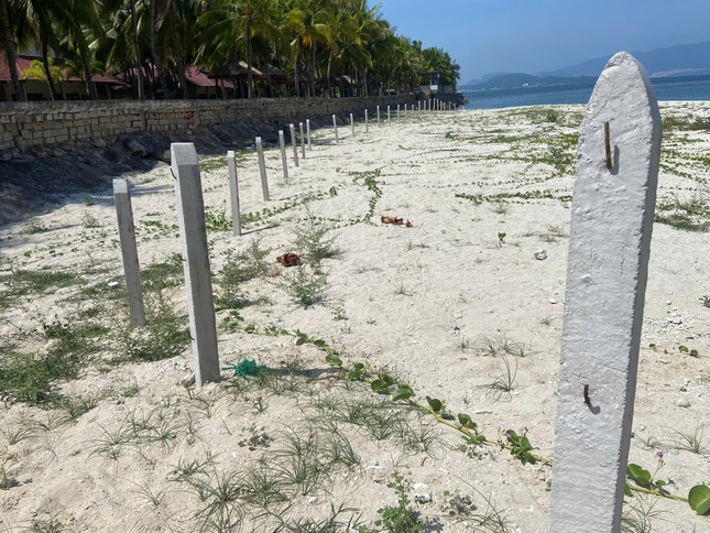 Vụ quây rào chắn biển không cho khách xuống tắm ở Nha Trang: Doanh nghiệp bắt đầu tháo dỡ, cam kết xong trước 10/5 ảnh 1