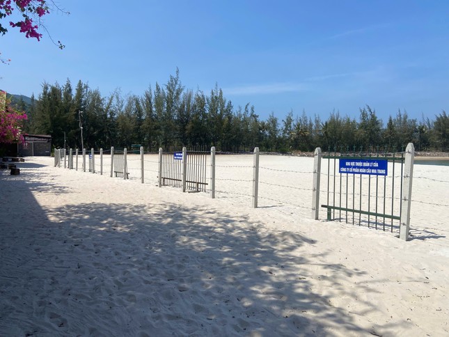 Vụ quây rào chắn biển không cho khách xuống tắm ở Nha Trang: Doanh nghiệp bắt đầu tháo dỡ, cam kết xong trước 10/5 ảnh 2