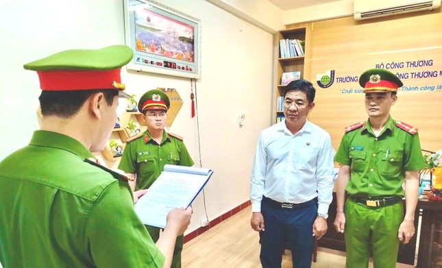 Bắt tạm giam hiệu trưởng Trường cao đẳng Công thương miền Trung ảnh 1