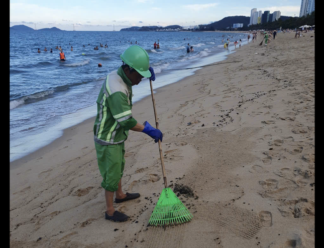 Dầu vón cục lại xuất hiện ở biển Nha Trang, dính đầy vào du khách tắm biển ảnh 2