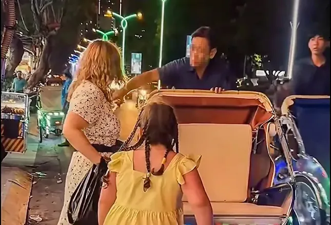 Chuyển công an xác minh vụ lái xích lô giật tiền trên tay du khách nước ngoài ảnh 1