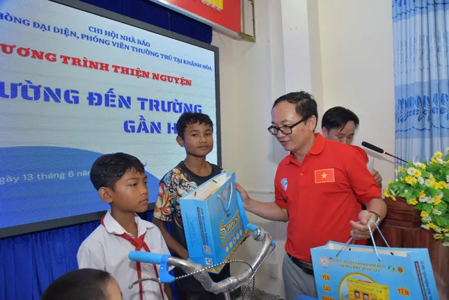 Tặng xe đạp cho học sinh miền núi ảnh 1