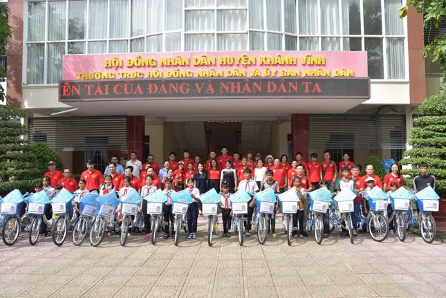Tặng xe đạp cho học sinh miền núi ảnh 3