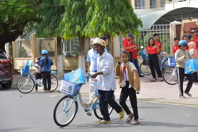 Tặng xe đạp cho học sinh miền núi ảnh 4